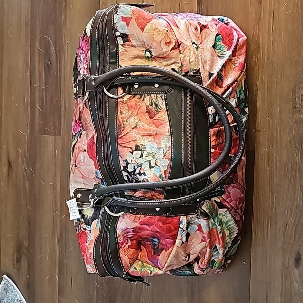BUEN Colerful travel bag. Zipper closure.โ Very light weight.